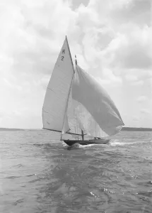 Gunter Rig Prints: The 7 Metre yacht Ithnan (K2) sailing with spinnaker, 1912. Creator: Kirk & Sons of Cowes