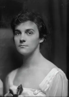 Adams, Dunbar Wright, Miss, portrait photograph, 1915. Creator: Arnold Genthe