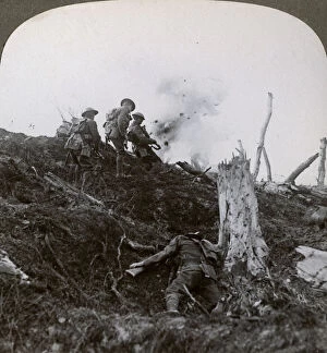 Images Dated 9th April 2009: Advance across No Mans Land to assault the German lines, World War I, 1914-1918