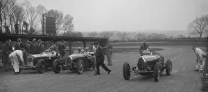 Castle Donington Gallery: Alfa Romeo and two Bugatti Type 35s on the start line, Donington Park, Leicestershire, 1935