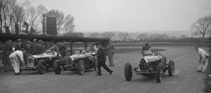 Castle Donington Gallery: Alfa Romeo and two Bugatti Type 35s on the start line, Donington Park, Leicestershire, 1935
