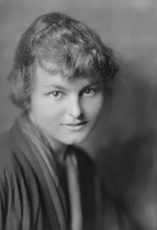 Bathrobe Prints: Allen, Dorothy, Miss, portrait photograph, 1914 Aug. 13. Creator: Arnold Genthe