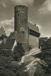 Deutschland Prints: Allenstein (Ostpreussen) - Odrdensschloss, 1931. Artist: Kurt Hielscher