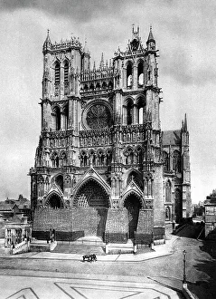 Defences Prints: Amiens sous le feu; La Cathedrale d'Amiens sous le revetement qui protegeait les portails