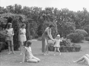 Anita Zahn dancers, between 1911 and 1942. Creator: Arnold Genthe