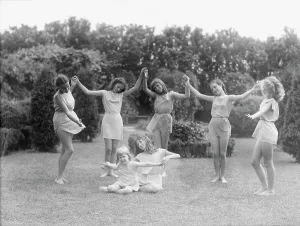 Anita Zahn dancers, between 1911 and 1942. Creator: Arnold Genthe