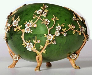 Alexandra Feorodovna Collection: The Apple Blossom Egg, 1901. Artist: Pershin, Michail, (Faberge manufacture) (19th century)