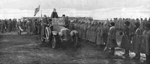 Apres Erzeroum et avant Trebizonde : le Grand-Duc Nicolas passe en revue ses soldats... 1916. Creator: Unknown