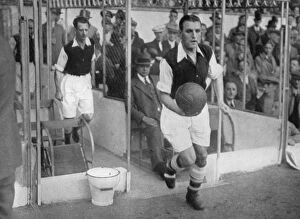 Islington Gallery: Arsenal FC captain Eddie Hapgood runs onto the pitch at Highbury, London, 1930s