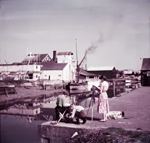 Quai Prints: Artists sketching on the River Chelmer