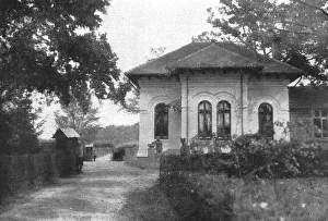 Headquarters Prints: Au quartier general du roi de Roumanie; le pavillon de chasse roi Ferdinandet le prince
