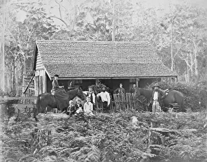Australian wooden slab hut with large unknown family outside, c1900s