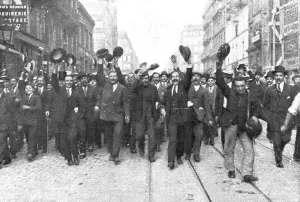 Aux cris de Vive la France !, sa voiture est escortee jusqu'a l'Elysee, 1914. Creator: Unknown. Aux cris de Vive la France !, sa voiture est escortee jusqu'a l'Elysee, 1914. Creator: Unknown