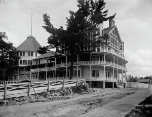Avery Beach Hotel, South Haven, Mich. between 1890 and 1901. Creator: William H. Jackson