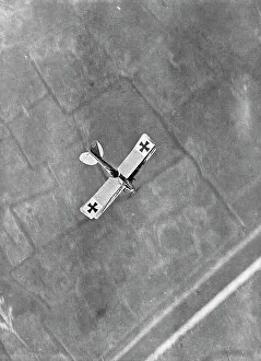Un Aviatik en Chasse; Avion Allemand photographie en plein vol par un Aviateur Belge, 1916. Creator: Unknown. Un Aviatik en Chasse; Avion Allemand photographie en plein vol par un Aviateur Belge, 1916. Creator: Unknown