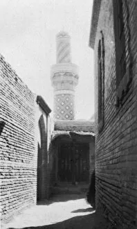 Images Dated 9th August 2007: Backstreet and old mosque, Baghdad, Iraq, 1917-1919