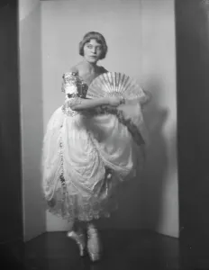 En Pointe Prints: Barkette, Lina, Mrs. 1923 Jan. 18. Creator: Arnold Genthe
