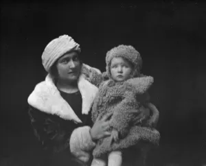 Group Portraits Prints: Barnsdoff, Mrs. and baby, portrait photograph, ca. 1918. Creator: Arnold Genthe