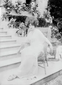 Fascinator Prints: Baroness deGuestre, between c1910 and c1915. Creator: Bain News Service