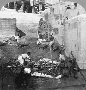 Images Dated 3rd March 2008: Bathing and burning the Hindu dead, Benares (Varanasi), India 1903.Artist: Underwood & Underwood