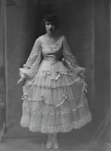 Nervous Prints: Beach, Mrs. portrait photograph, (1915 Dec. or 1916 Jan.?). Creator: Arnold Genthe
