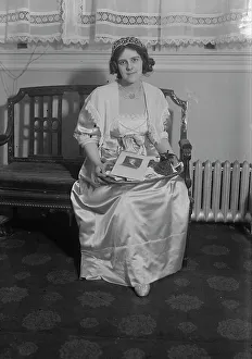 Cellist Prints: Beatrice Harrison, between c1915 and c1920. Creator: Bain News Service
