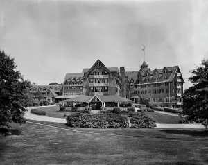 Connecticut United States Of America Prints: Beautiful Edgewood Inn, Greenwich, Conn. between 1905 and 1915. Creator: Unknown
