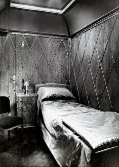 Images Dated 19th September 2012: Bedroom cabin in an Italian sleeper carriage, 1950