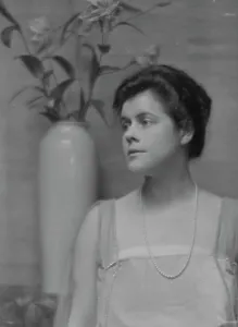 Sleeveless Prints: Beecher, Janet, Miss, portrait photograph, 1915 Mar. 1. Creator: Arnold Genthe