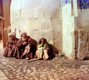 Uzbekistan Prints: Beggars, Samarkand, between 1905 and 1915. Creator: Sergey Mikhaylovich Prokudin-Gorsky
