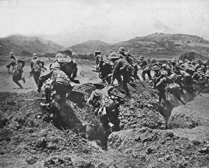 Gallipoli Peninsula Collection: The beginning of an advance on the Turkish positions, 1915