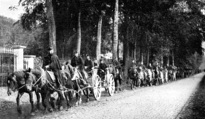 Images Dated 30th January 2008: Belgian artillery avoiding German Taube planes, First World War, 1914