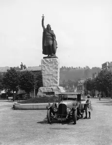 Bentley Prints: Bentley 3 litre by King Alfred statue in Winchester, Hampshire