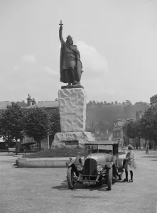 Bentley EXP3 in front of the statue of King Alfred, High Street, Winchester, Hampshire, c1920s