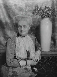 Wedding Ring Prints: Benziger, L. Mrs. portrait photograph, 1915. Creator: Arnold Genthe