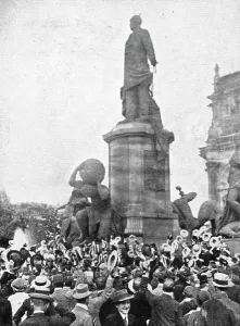 Inspiration Prints: A Berlin, la statue de Bismarck est un centre de ralliement pour la foule
