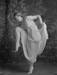 Beyer, Hilda, Miss, 1913 June 27. Creator: Arnold Genthe