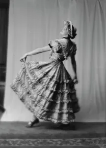 Etiquette Prints: Beyer, Hilda, Miss, 1916 Feb. 1. Creator: Arnold Genthe