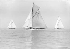 Britannia Collection: The Big Class yachts Britannia, Ma oona, and Carina sailing in light winds, 1913