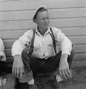 Displaced Person Gallery: Bindle stiff, used to be logger, Side of Pastime Café, Tulelake, Siskiyou County, California, 1939