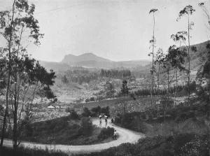 Nuwara Eliya Prints: Blick vom Ramboda-Pass nach Sudosten auf Nuwara Eliya und den Hakgalla-Felsen, 1926