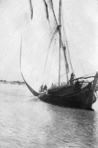Images Dated 10th August 2007: Boat setting sail on the River Tigris, Mesopotamia, 1918