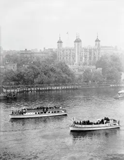 Outing Prints: Boats passing along the Thames in front of the Tower of London