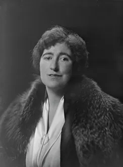 Stole Prints: Boden, Mrs. portrait photograph, 1918 Dec. Creator: Arnold Genthe