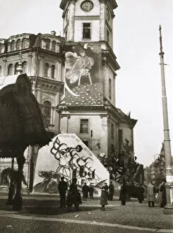 Communist Collection: The Bolsheviks cover official buildings with their art, Petrograd (St Petersburg), Russia, 1918