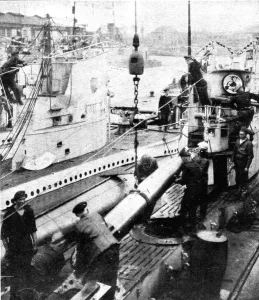 Submarine Prints: A bord des sous-marins allemands; Embarquement de mines et torpilles avant le depart pour