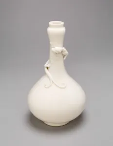 Bottle-Shaped Vase with a Lizard, Ming dynasty (1368-1644) or Qing dynasty, c