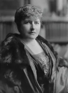 Buxom Prints: Brackett, Edgar L. Mrs. portrait photograph, 1917 Oct. 10. Creator: Arnold Genthe