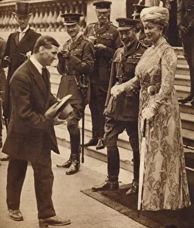 Bravery in civvies': laughs with the King and Queen, 1920s or 1930s (1935) Bravery in civvies': laughs with the King and Queen, 1920s or 1930s (1935)
