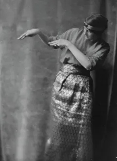 Arm Movement Prints: Breese, Frances, Miss, portrait photograph, 1914 Apr. 20. Creator: Arnold Genthe